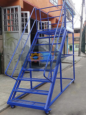 Escalera azul tipo avión con ruedas, diseño personalizado