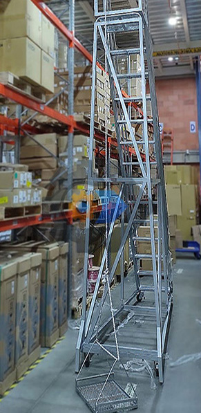 Escalera tipo avión con dispositivo para producto