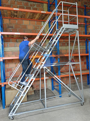 Escalera tipo avión gris para estanterías industriales