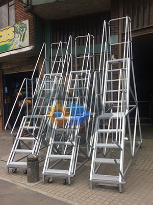 Lote de escaleras tipo avión con doble plataforma