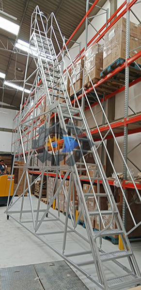 Escalera tipo avión con diseño especial para picking en altura
