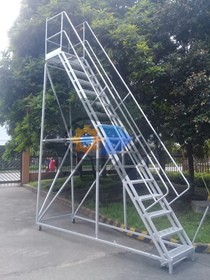 Escalera tipo avión en estructura metálica gris para exteriores