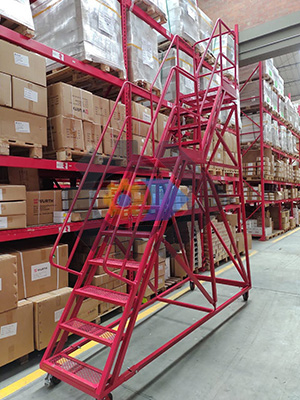 Escalera tipo avión roja utilizada en almacén