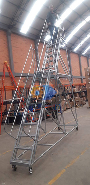 Escalera tipo avión de estructura reforzada en zona de producción